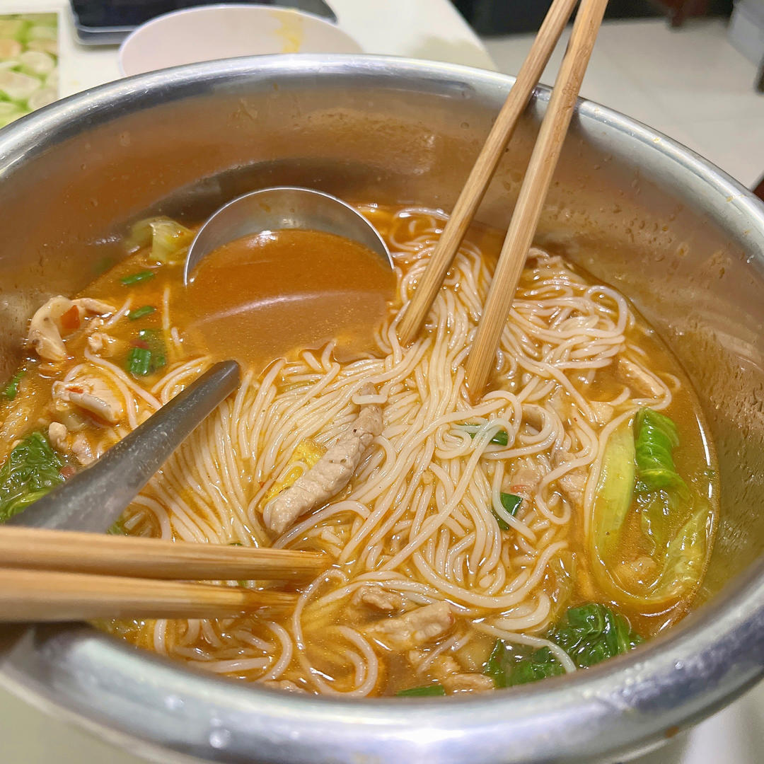 夏天来了，没胃口就来份香辣开胃榨菜肉丝粉
