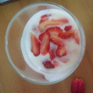 草莓酸奶的做法 步骤1