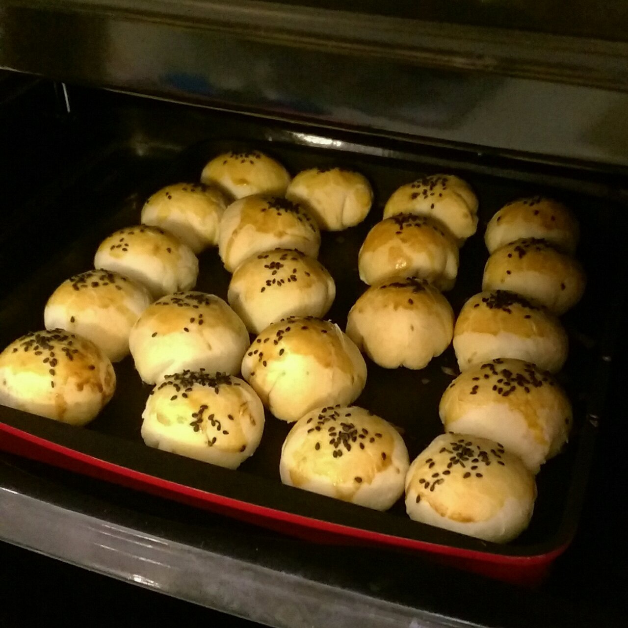 萌得掉渣渣的蛋黄酥