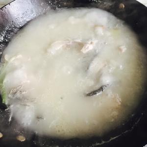 双菇黑鱼汤的做法 步骤7
