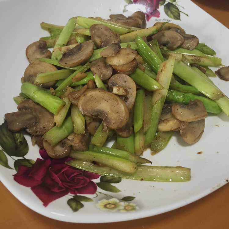 芦笋炒蘑菇
