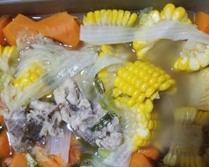 玉米胡萝卜排骨汤的做法 步骤3