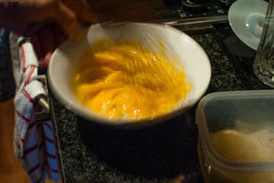 5分钟制作荷兰酱（微波炉）－hollandaise sauce的做法 步骤3