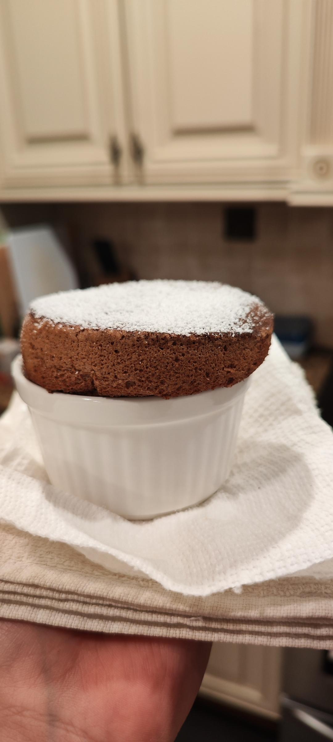 《云朵舒芙蕾》柔软、轻盈、细腻、绵密、一口下去犹如棉花糖，但又像漂浮的云朵配方