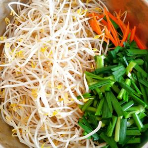 肉丝炒韭菜豆芽菜的做法 步骤2