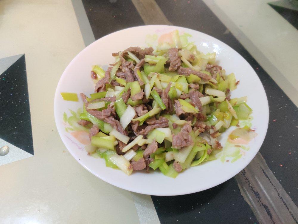 韭黄炒肉丝 ➰韭黄不只炒鸡蛋才好吃啊😋