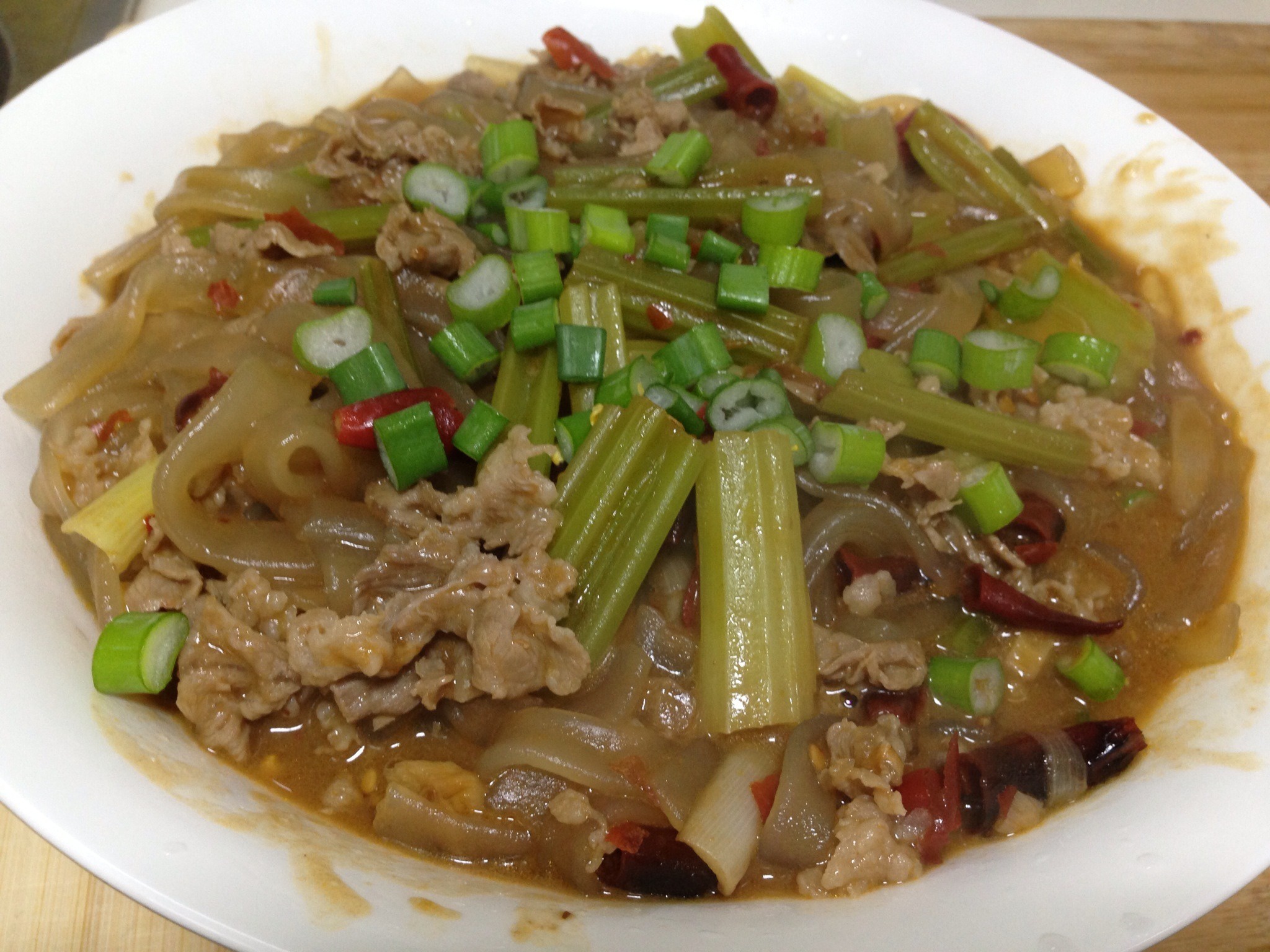 酸汤金针肥牛粉丝煲