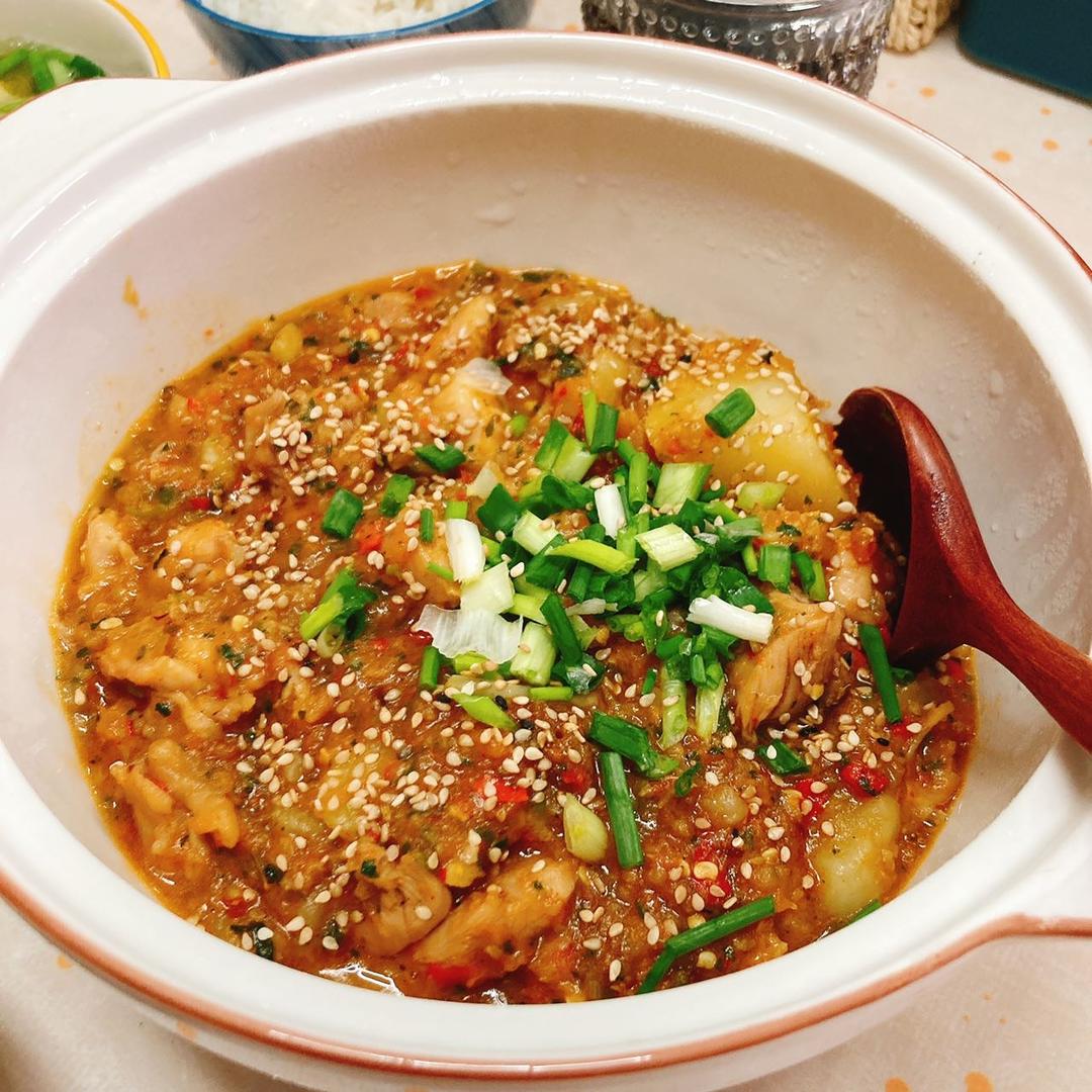 火烧云招牌菜【土豆油焖鸡】！咕噜一锅煮，香到没边！