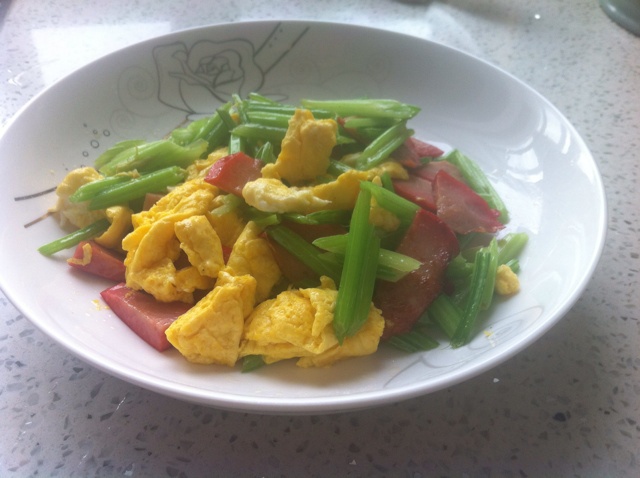 芹菜炒鸡蛋