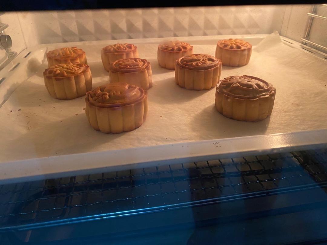 广式月饼—蛋黄莲蓉月饼