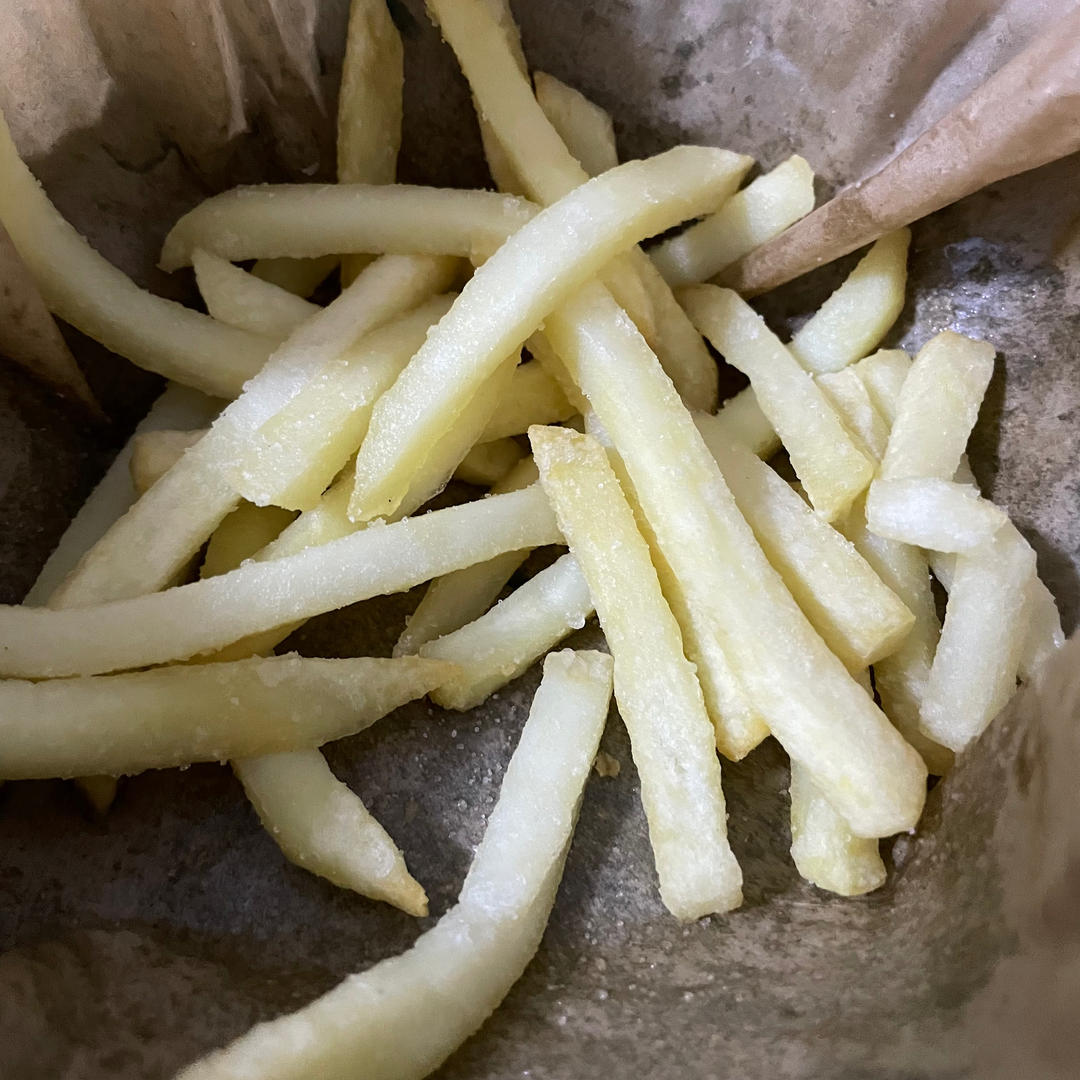 懒人快手版空气炸锅冻薯条肯德鸡的味道。