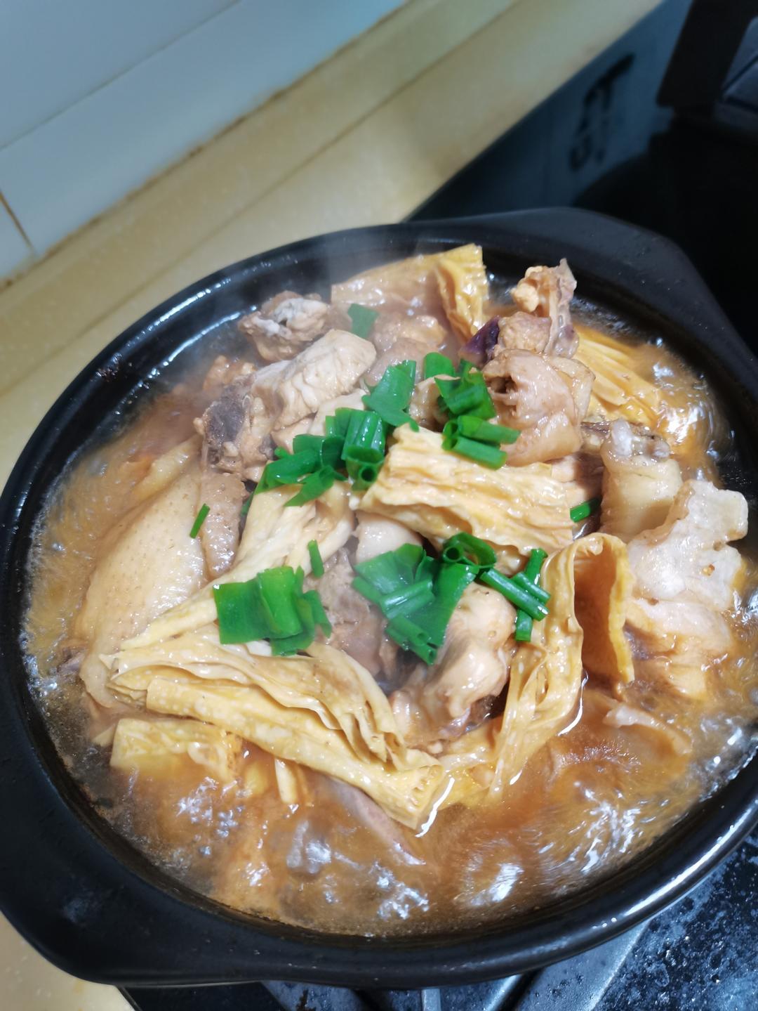 鸡肉不要总炒着吃了，和我这样做个腐竹鸡肉煲，咸香入味，好好吃