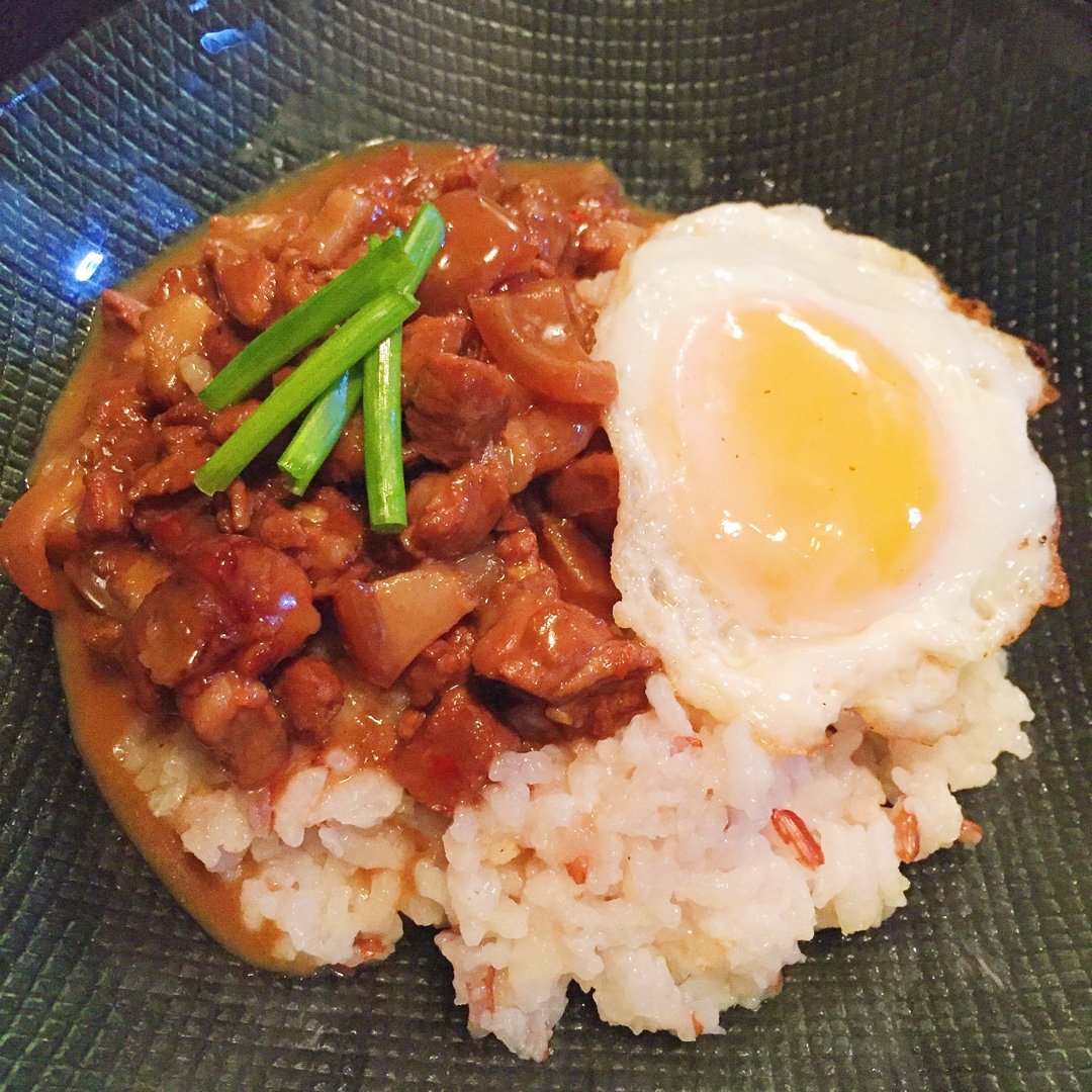 洋葱酥卤肉饭