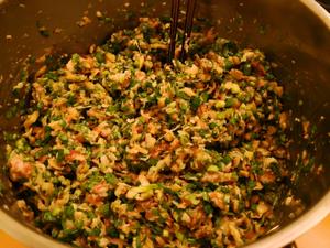经典传统美味-韭菜香菇猪肉饺的做法 步骤3