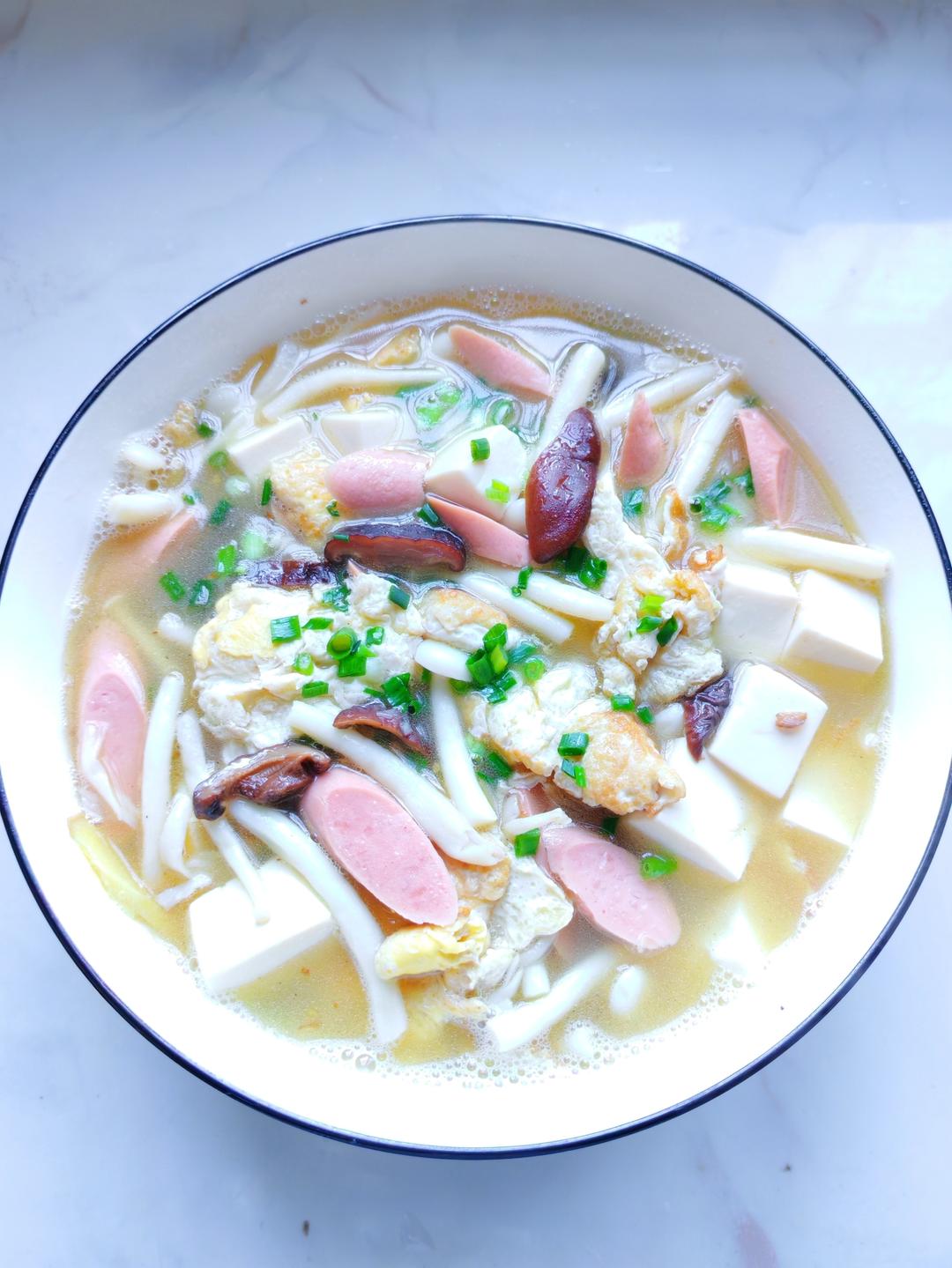 夏天要多喝三鲜豆腐汤，汤鲜味美，顿顿喝都不腻，简单营养又好喝