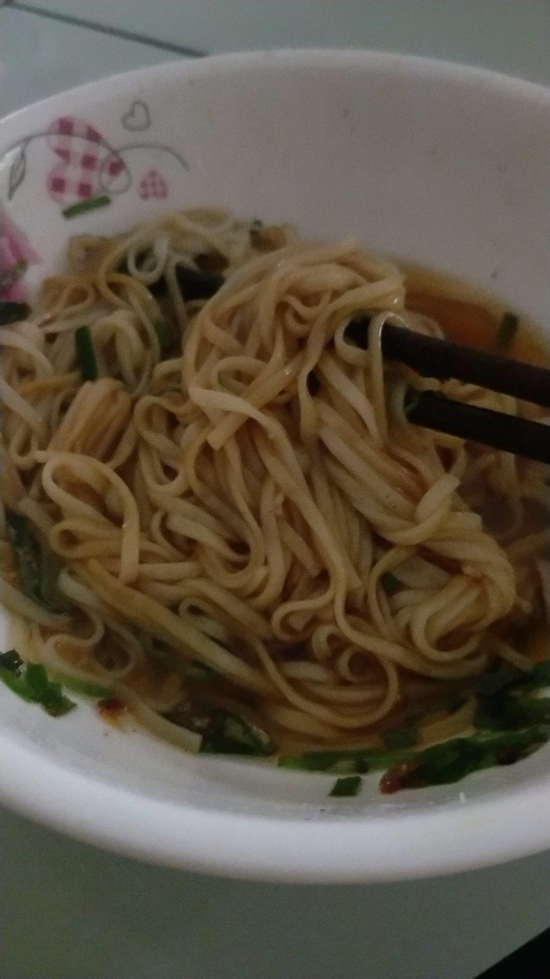 葱爆面—就是汪涵在天天向上里面做的那个啦