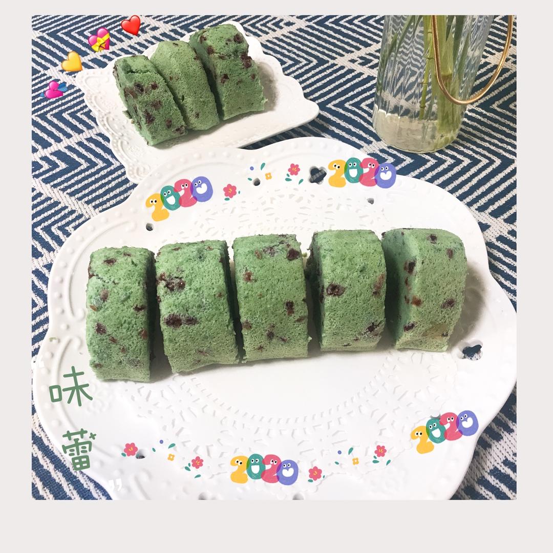 清新的蝶豆花蔓越莓蛋糕卷