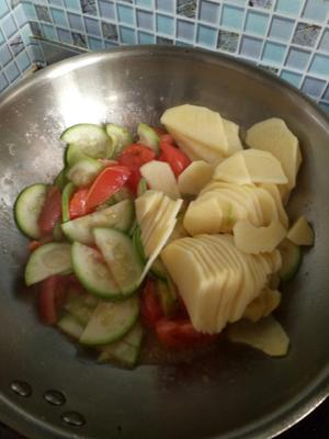 西葫芦炒土豆片西红柿的做法 步骤4