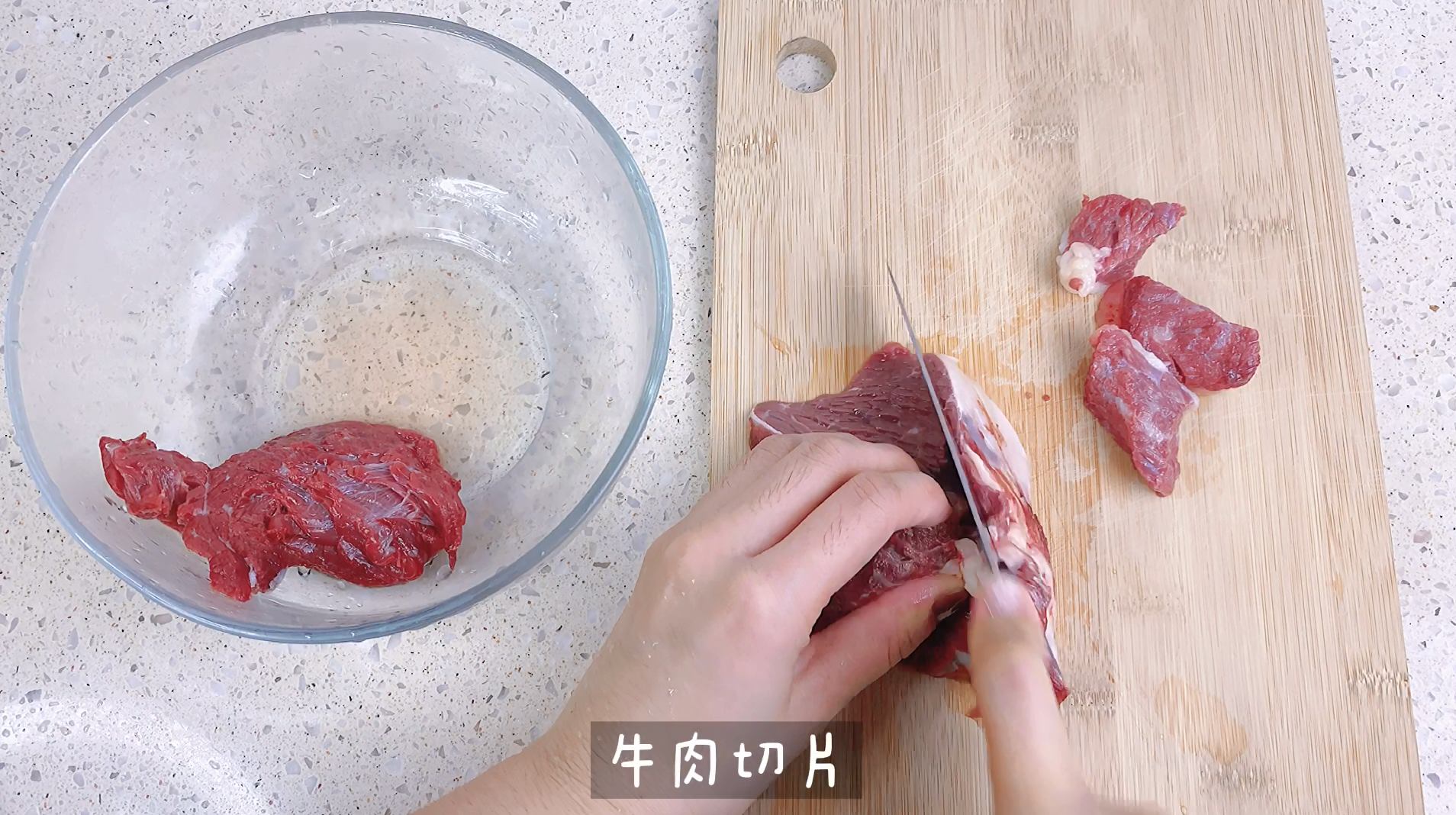 十分钟完成的韩式海带牛肉汤，简单易做，会烧水就行！的做法 步骤3