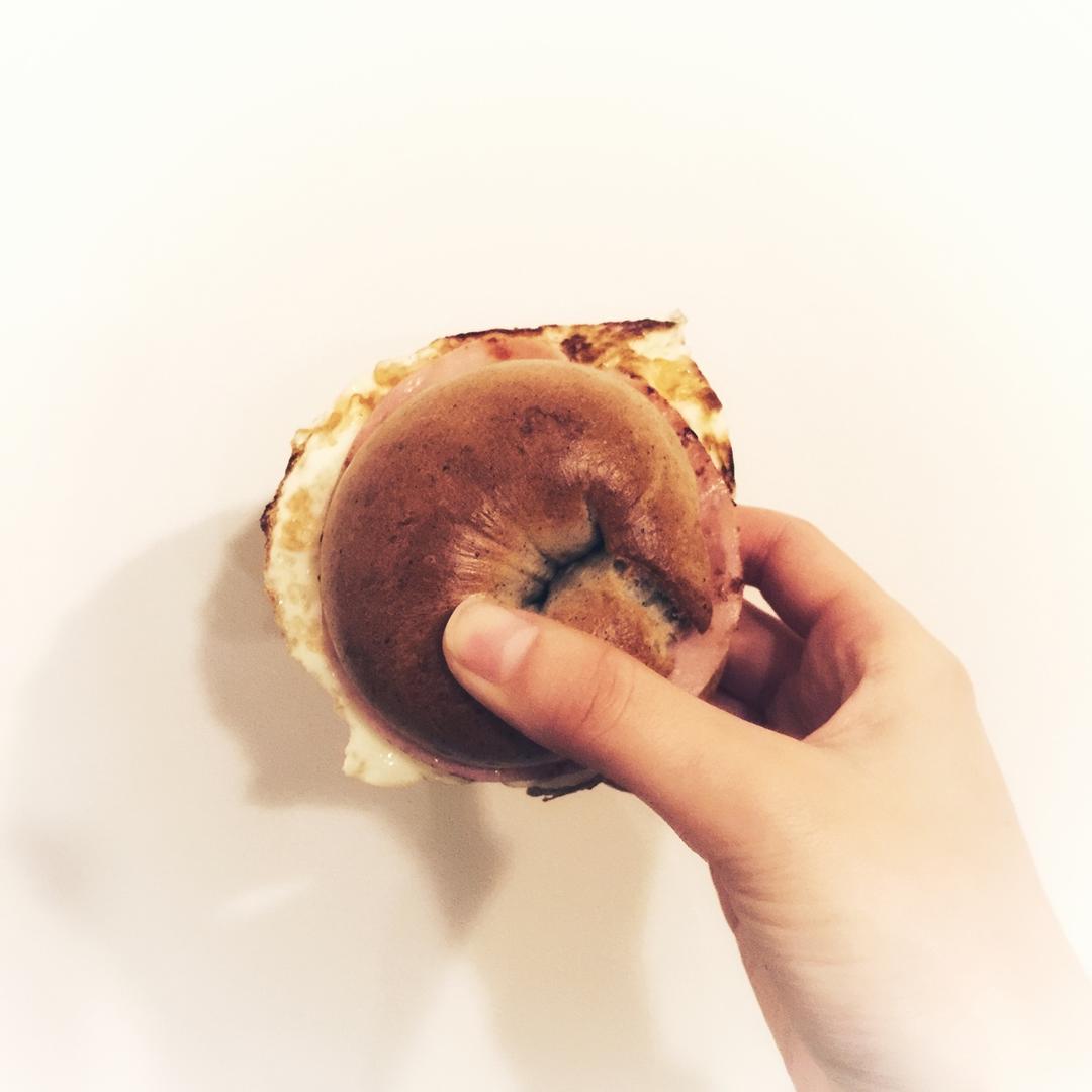 鸡蛋贝果三明治