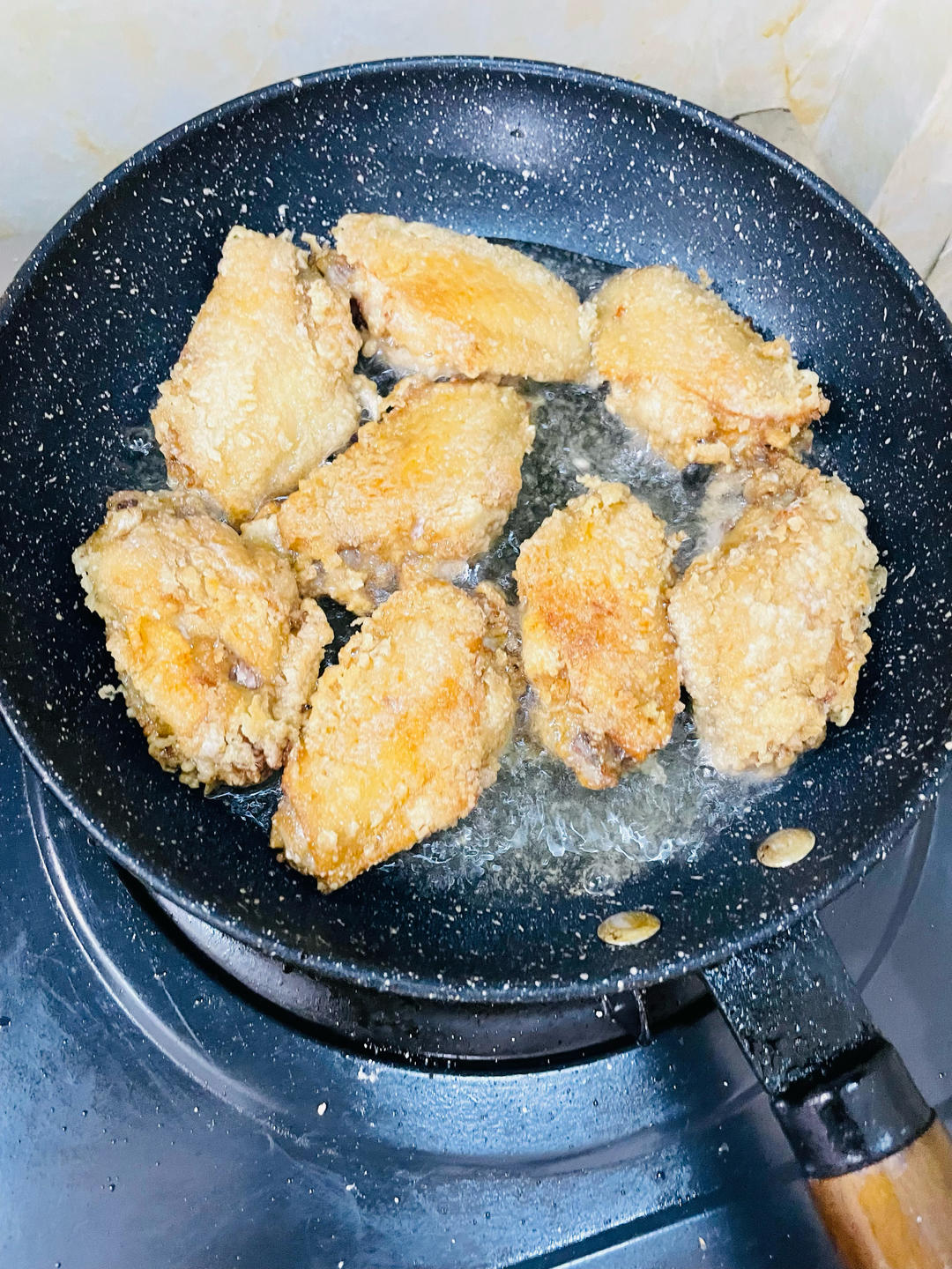 外脆里嫩❗️好吃到吮指的脆皮煎鸡翅～