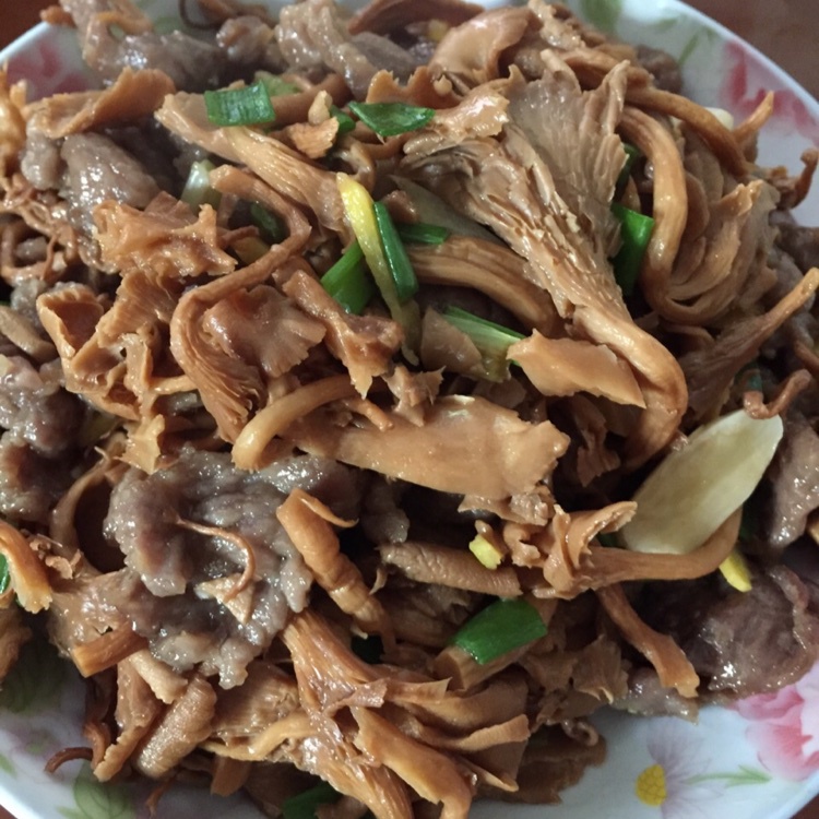 牛肉丝炒茶树菇