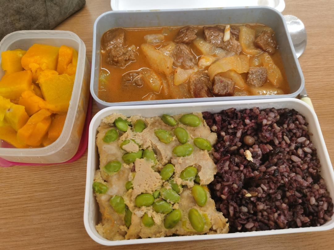 毛豆糯，肉饼嫩，汤汁鲜美的毛豆蒸肉饼