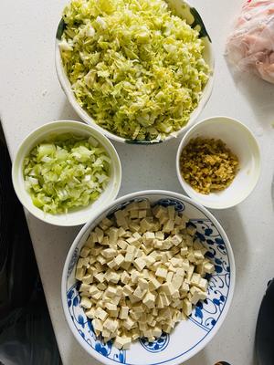 减脂大包砸——圆白菜豆腐馅儿的做法 步骤1