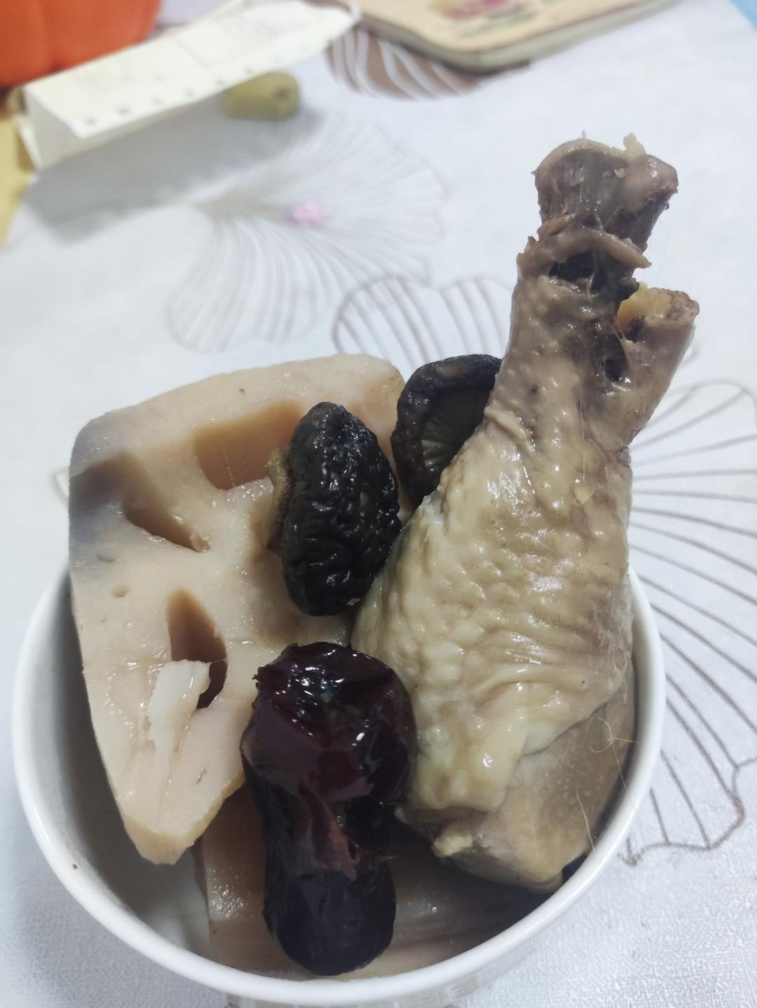 超简单:鸡腿萝卜莲藕汤，好喝不易胖！