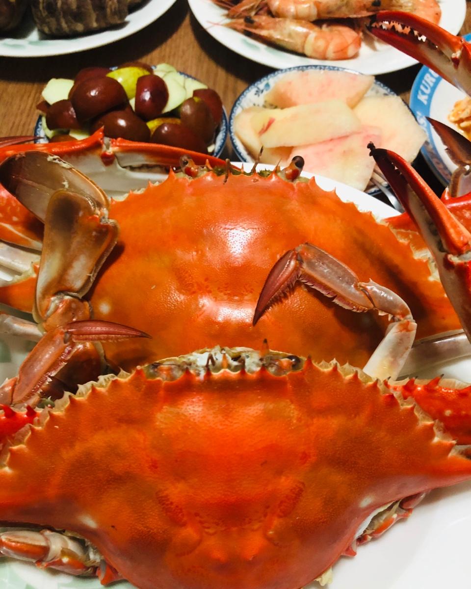 8月螃蟹正鲜美，大厨教你一招，蒸螃蟹不掉腿不流黄，好看又好吃