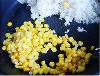 玉米粒炒饭的做法 步骤3