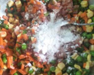 猪肉红萝卜甜豆玉米干蒸的做法 步骤4