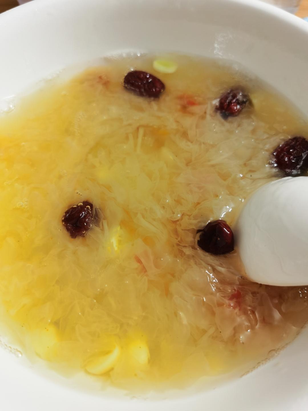 红枣银耳莲子羹(十分钟快速出胶)