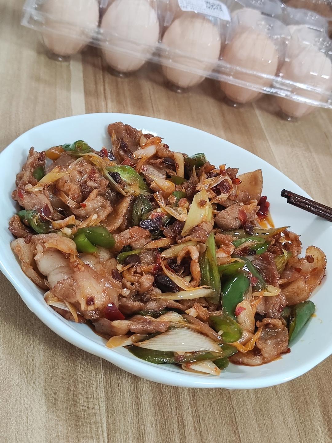 超级下饭米饭扒光光——葱爆五花肉片