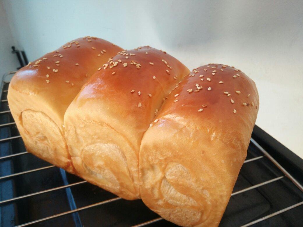 一次发酵的牛奶吐司，省事儿但依旧松软