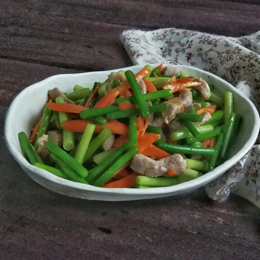 蒜苔胡萝卜炒瘦肉的做法