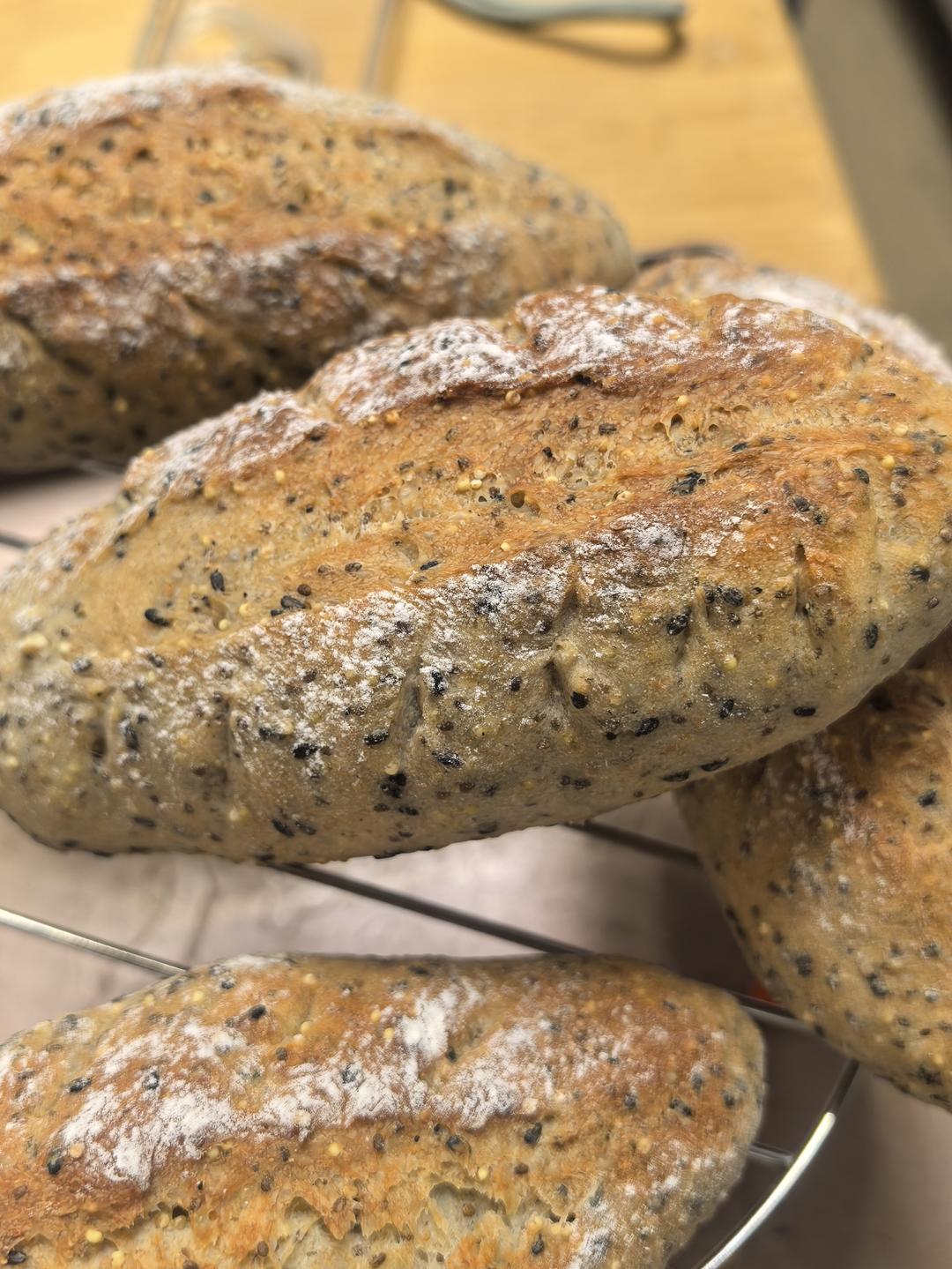 无糖无油黑芝麻三色藜麦小米胚芽奇亚籽软欧-听说名字比较长会比较好吃🌚