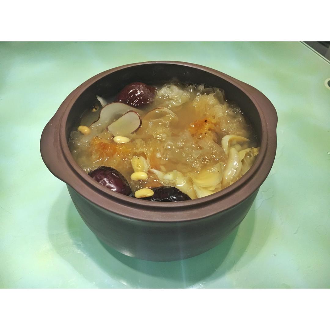 海底椰百合蜜枣银耳羹