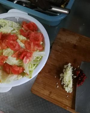 小米辣番茄炒白菜的做法 步骤1