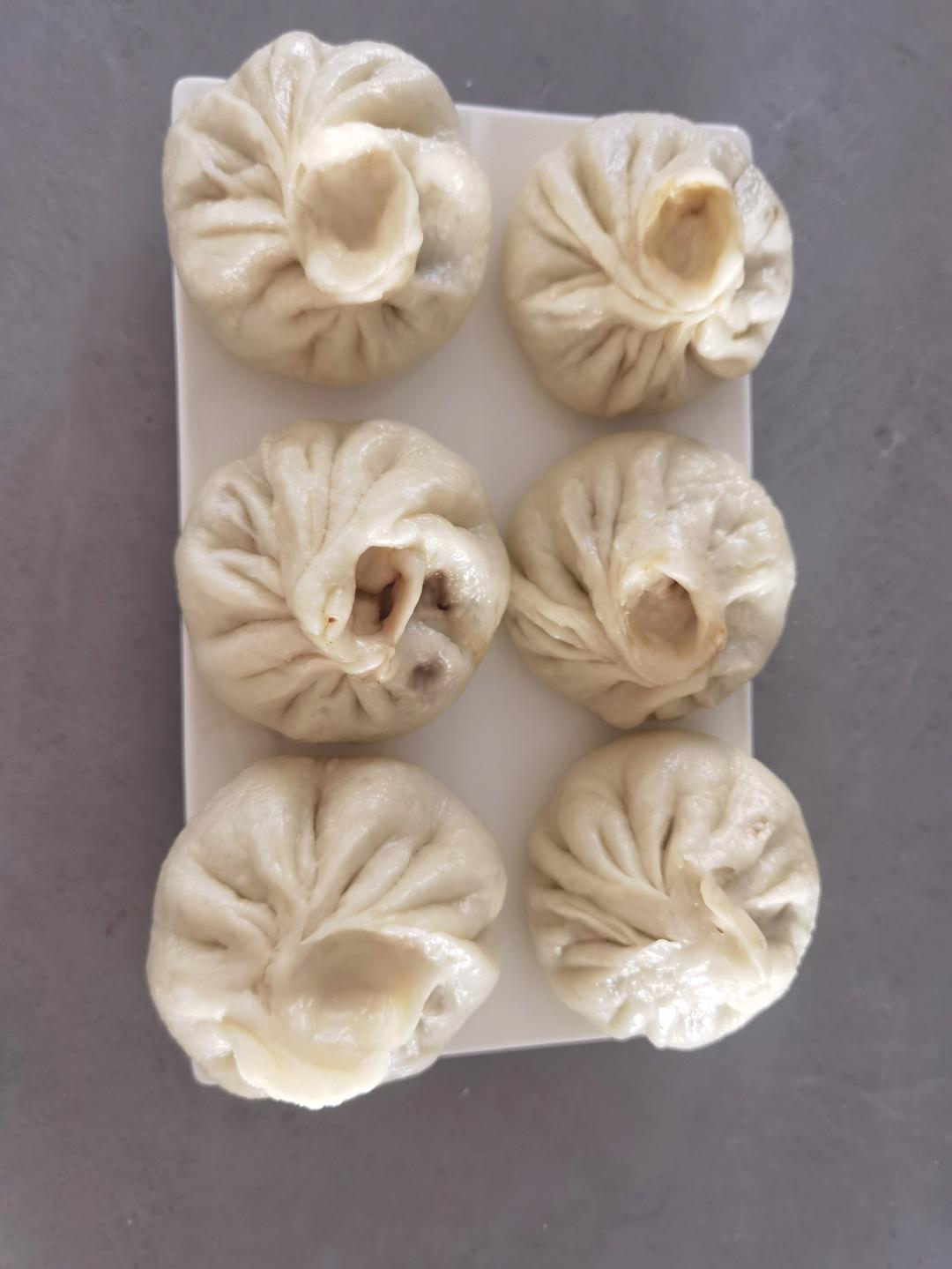 鲜嫩多汁的牛肉包子