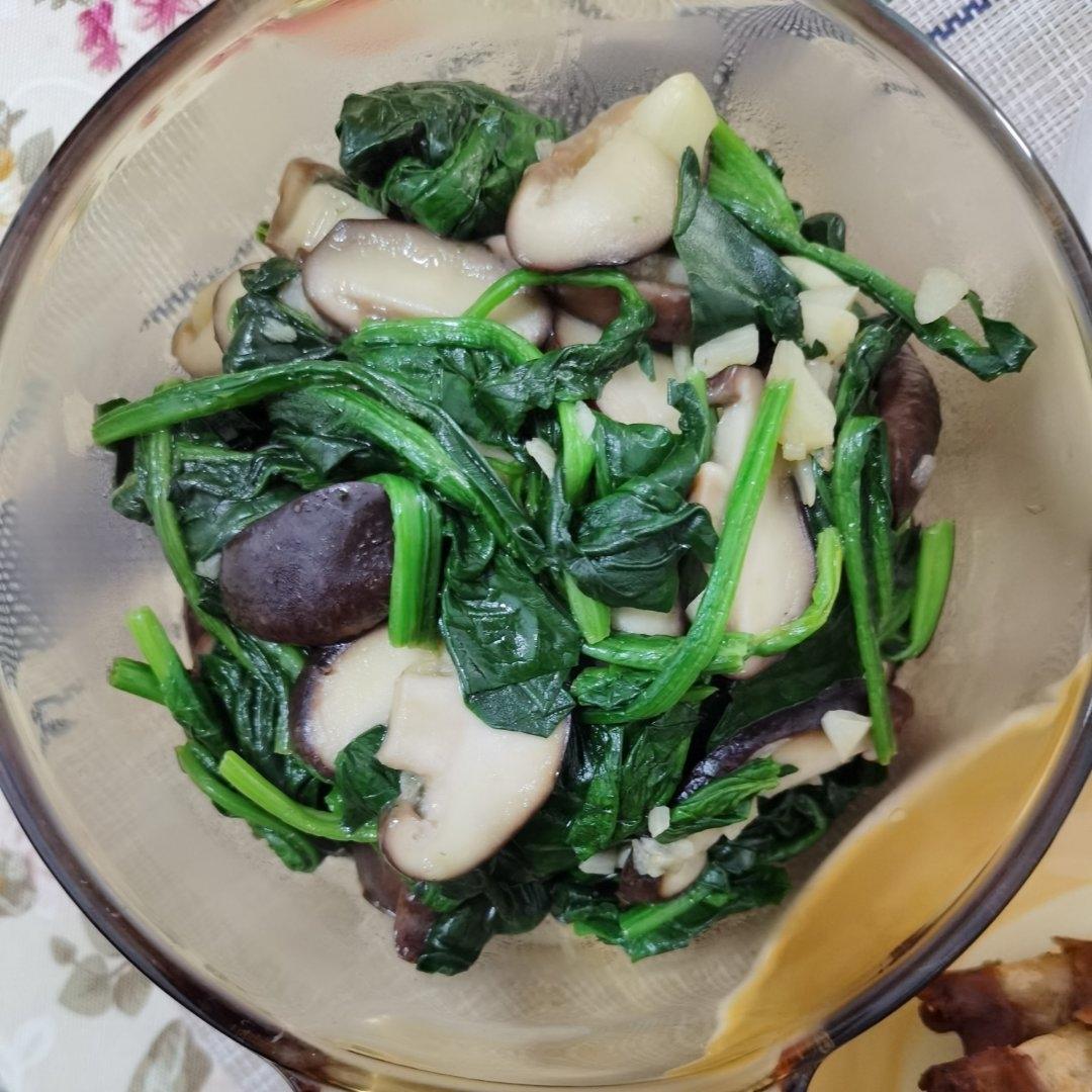 快炒：香菇炒菠菜