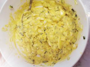 三分钟煮鸡蛋黄瓜沙拉三明治的做法 步骤5