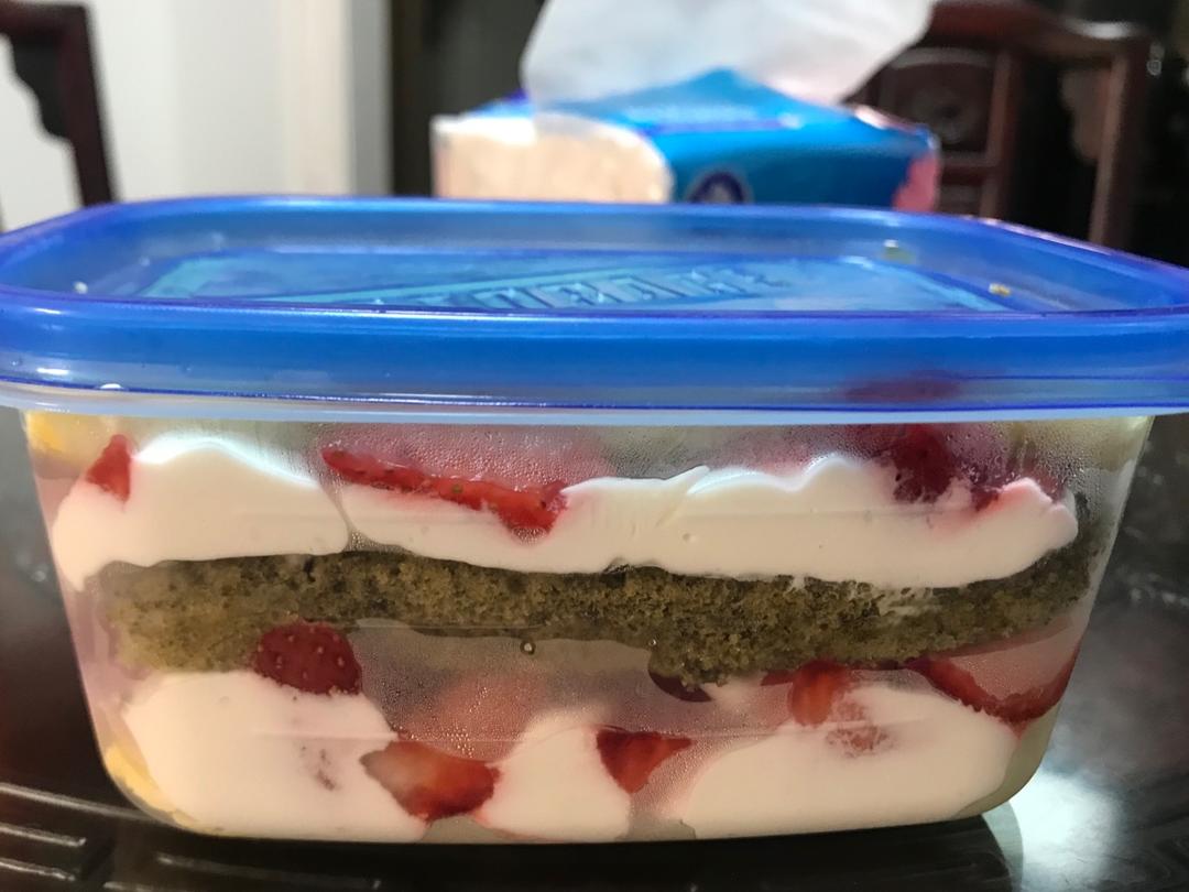 草莓奶油蛋糕盒子
