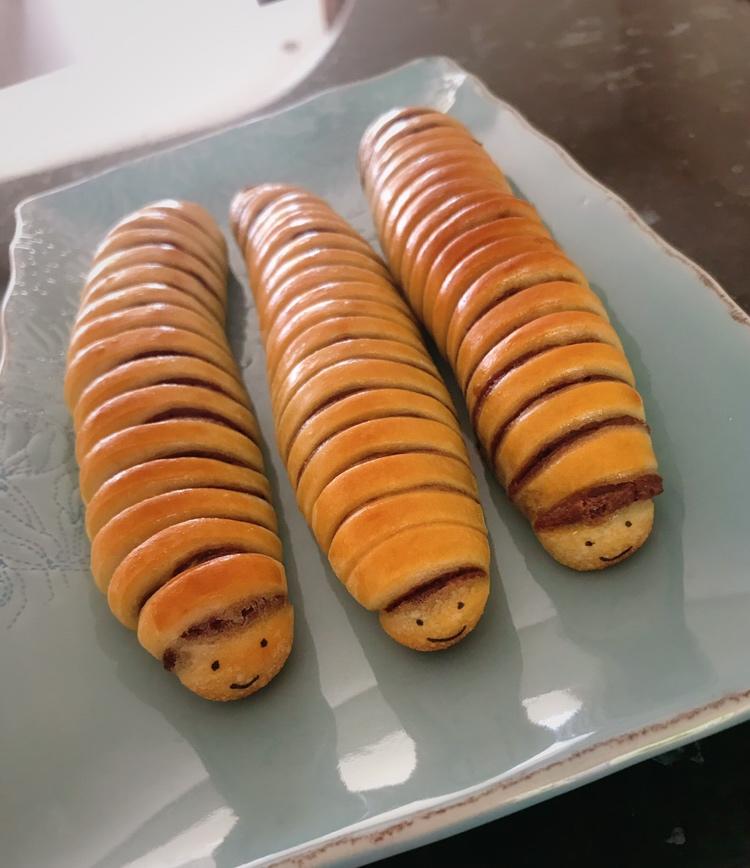 irenezou做的毛毛虫豆沙面包