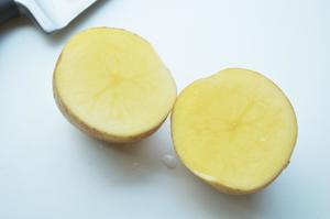 日式屋台的黄油土豆——じゃがバター的做法 步骤2