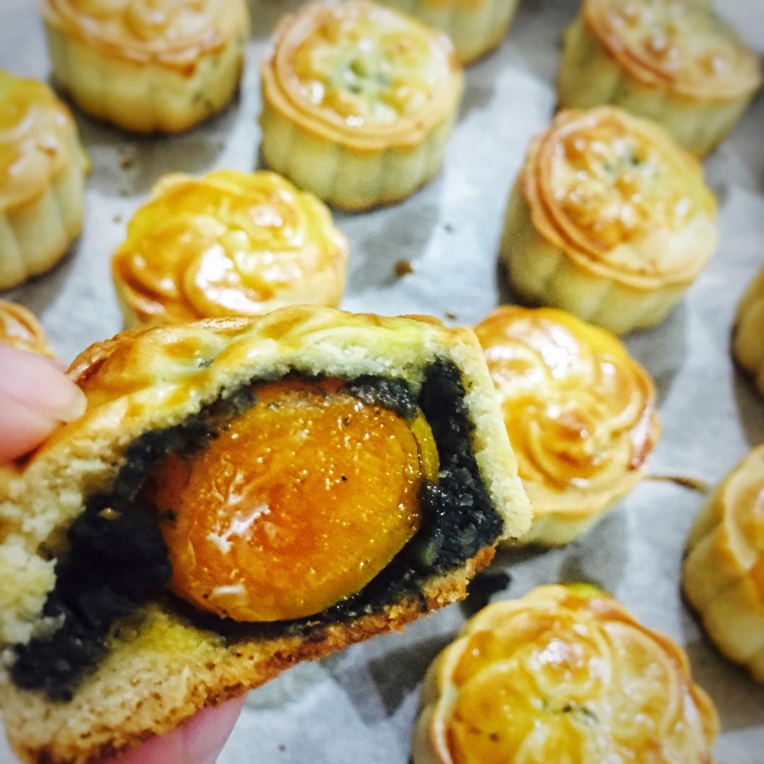 广式月饼—蛋黄芝麻月饼