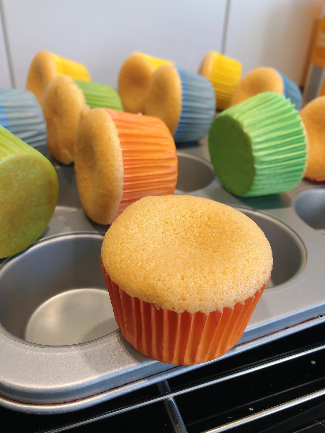 绵软不开裂的戚风小蛋糕（附我的失败总结）的做法