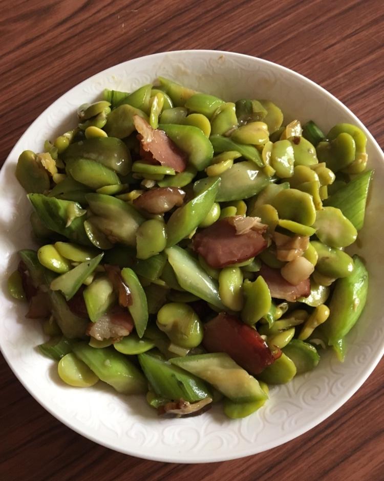 一口鲜的蚕豆炒腊肉