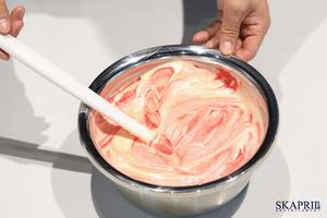 草莓奶冻蛋糕卷的做法 步骤5