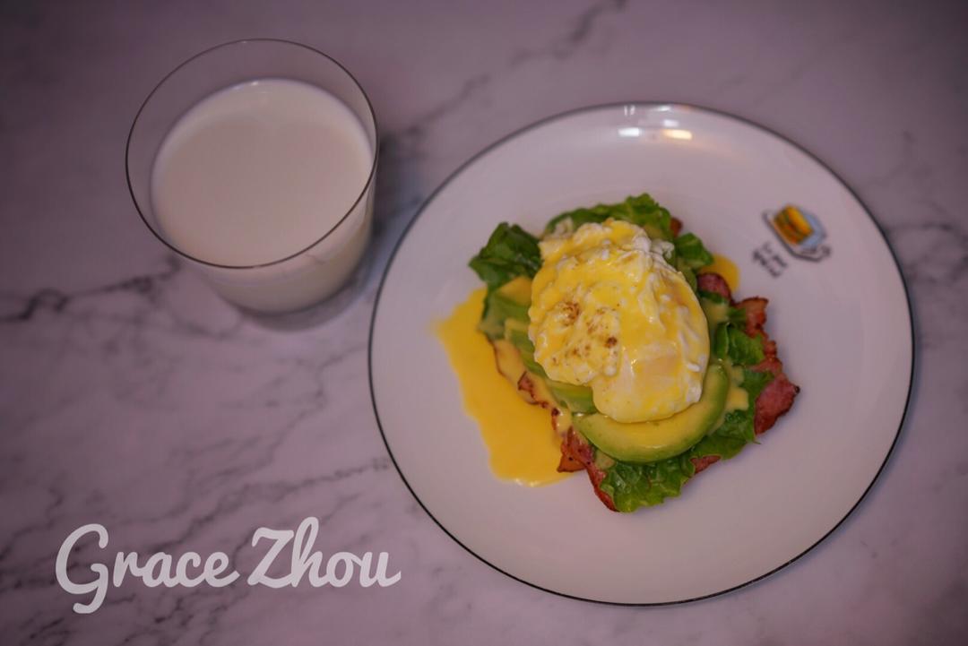 班尼迪克蛋（牛油果培根版）